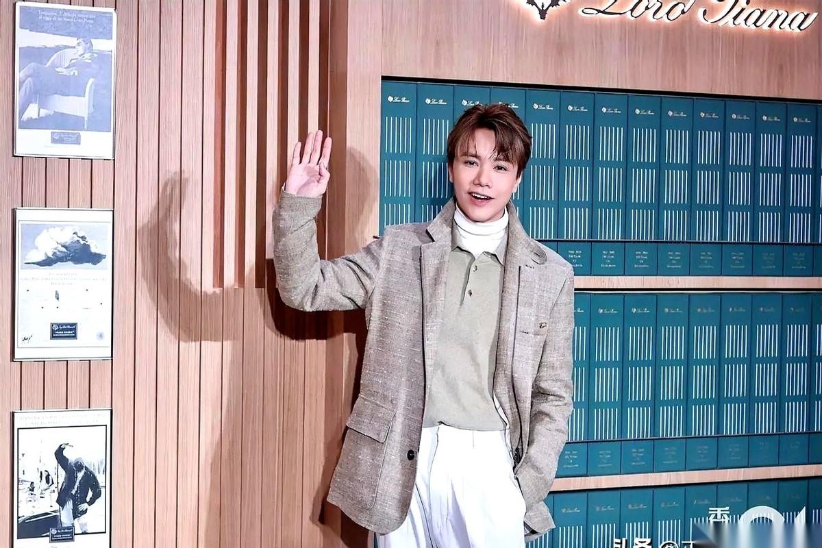 曾经被全网抵制的艺人张敬轩，最近换了一身行头，出现在了香港保安局的名单里。他的