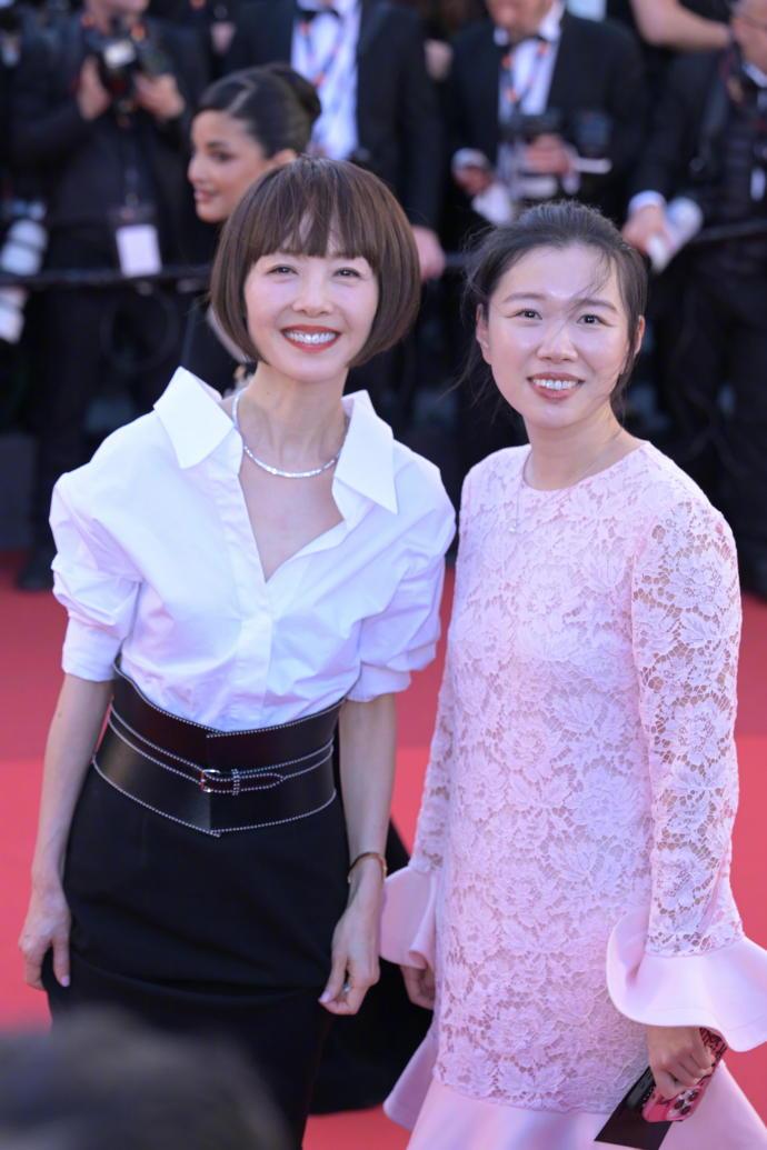 今天鲁豫亮相戛纳电影节红毯，她这回走经典的黑白搭配风格，看上去清新又靓丽，甚至比