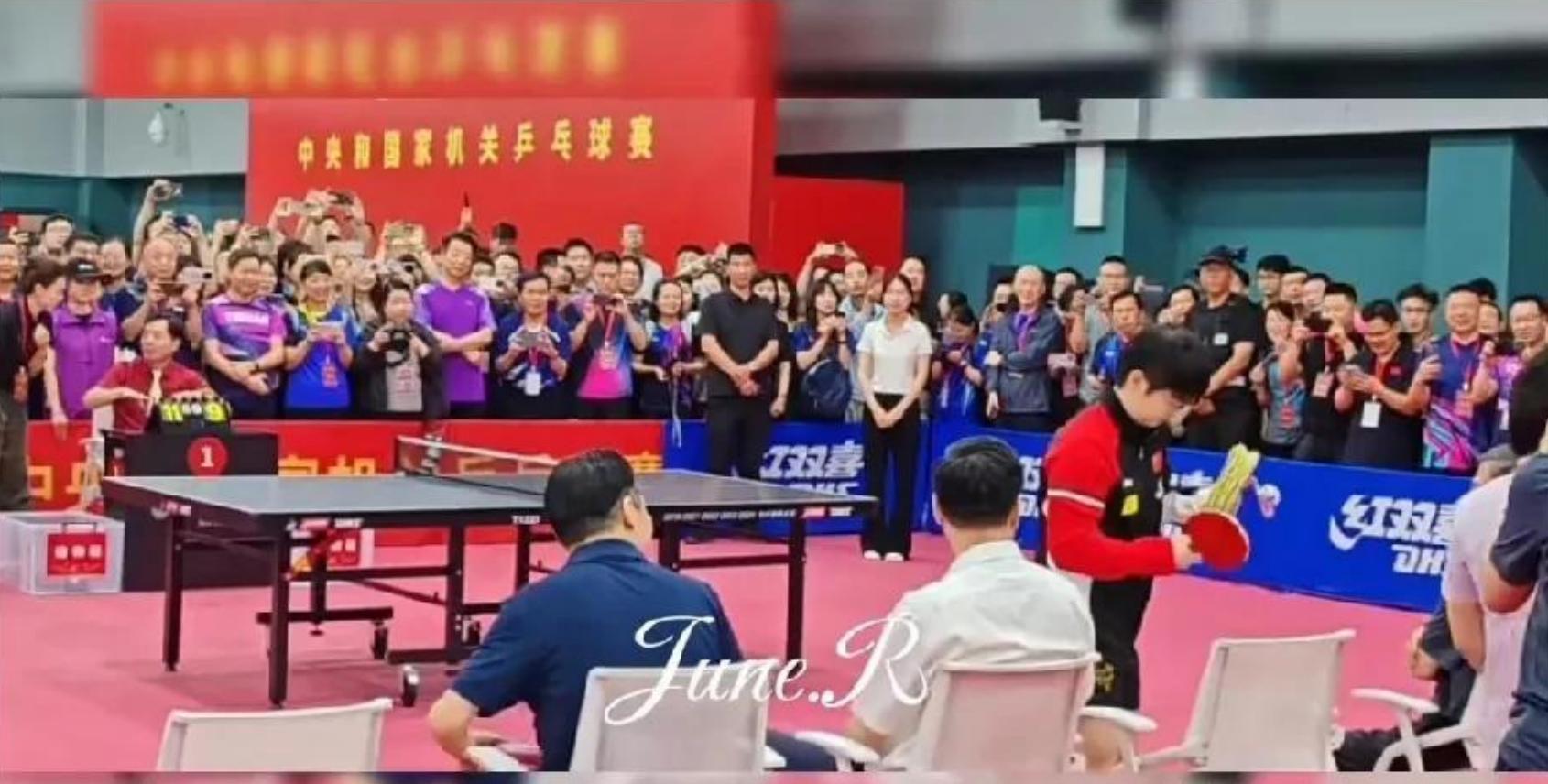 莎莎打球，把球拍包和手机放在凳子上就去挥汗如雨了。这时，头哥来到她刚才坐