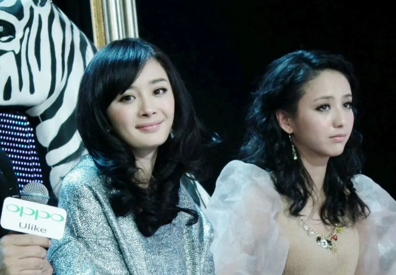 合影真的是很奇妙，当年看宫这部剧，单看五官，很多人都会觉得女二号佟丽娅的五官比女