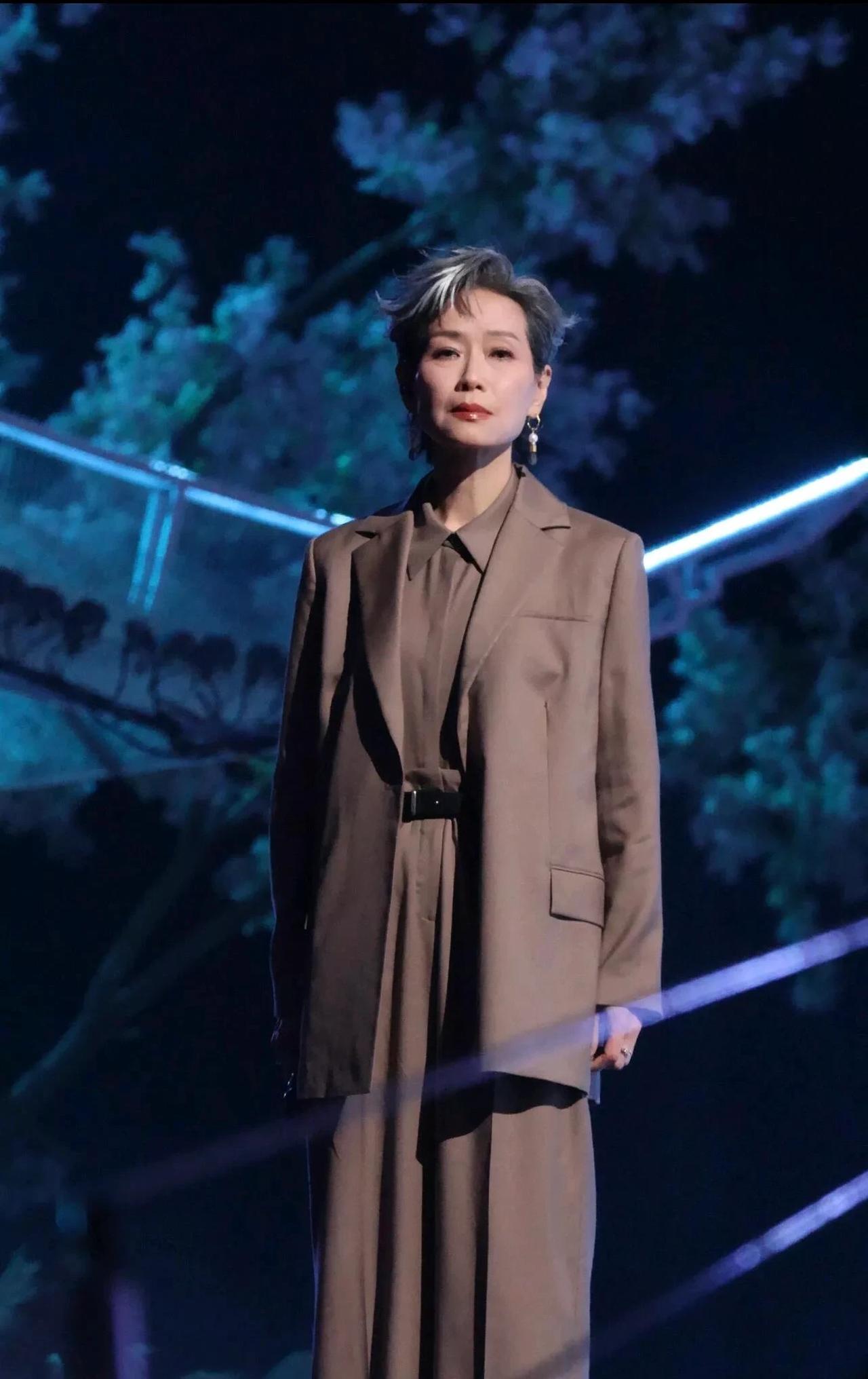 叶童宣布终止《新白娘子传奇》演唱会巡演。令人意外的是，此次巡演的终结并非