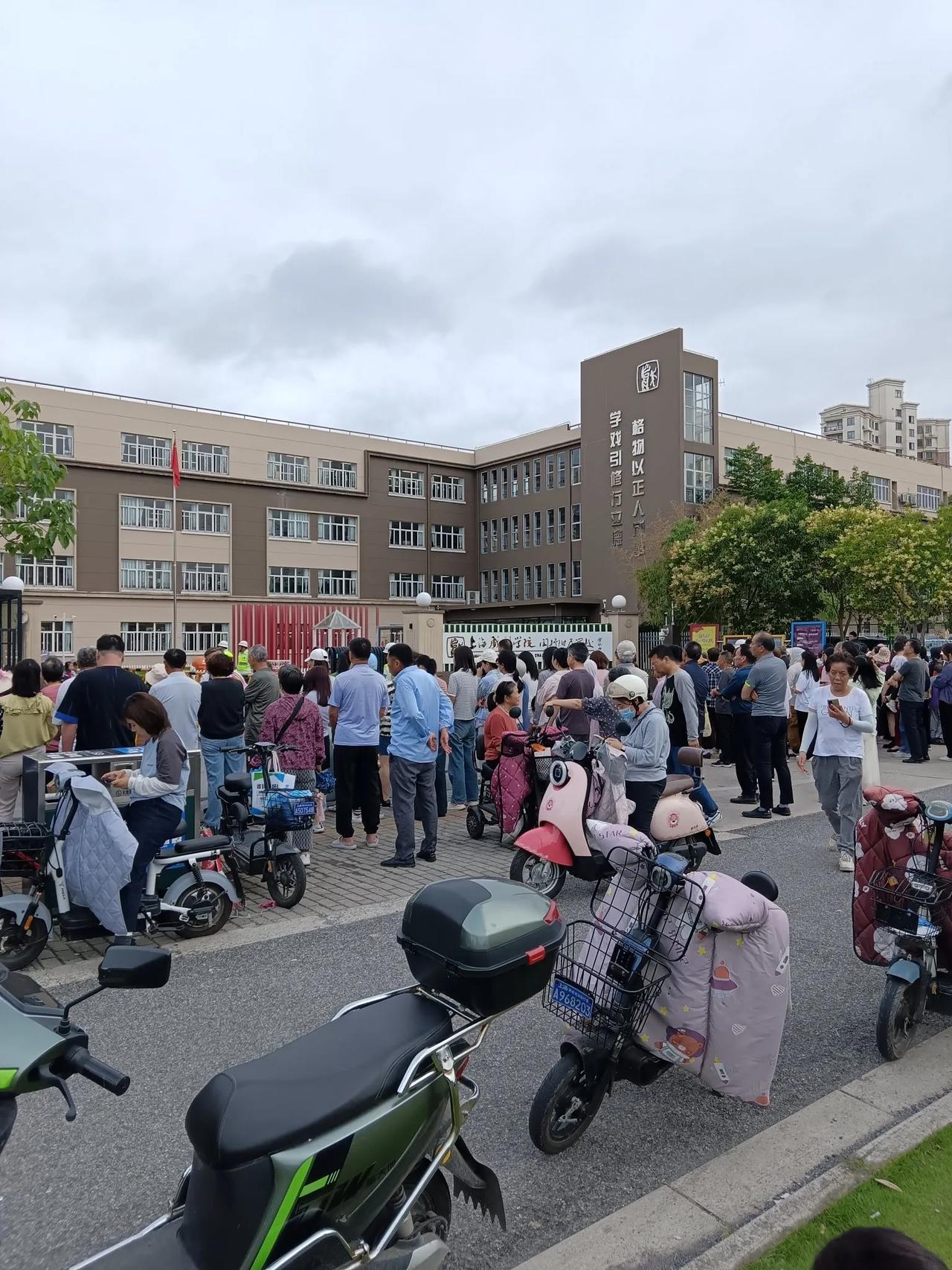 上海郊区正在东北化，福焉！祸兮！前两天去学校门口接孩子放学，在校门口听到尽是东北
