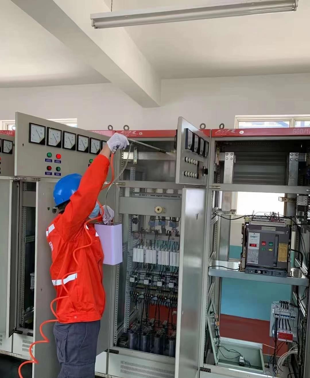 以后电柜除尘交给3800元一月的清洁工弄吧！这事本来就是电工弄的，可厂里电工人手