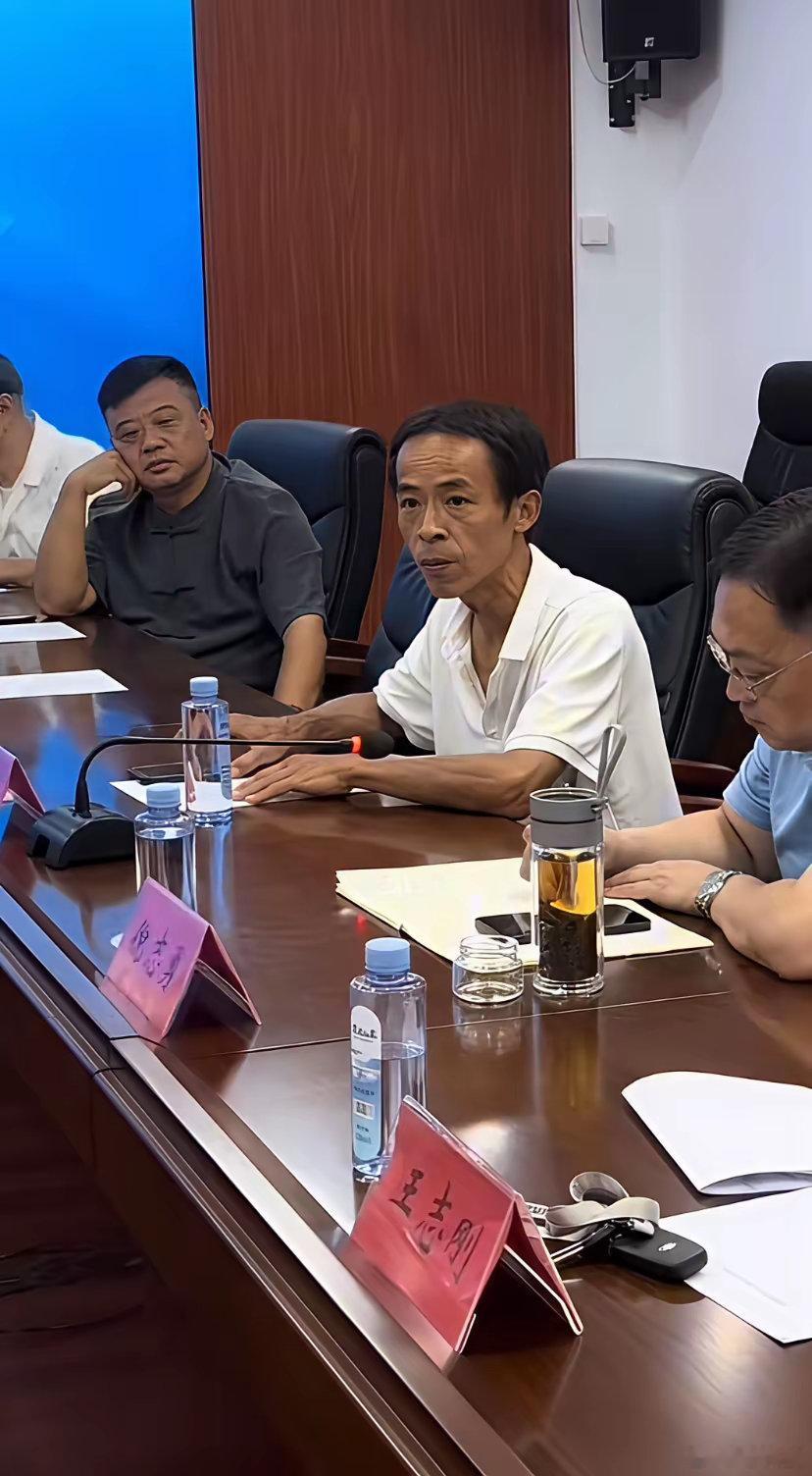 感觉这桌子人就属鸡排哥最认真了[汗]​​​