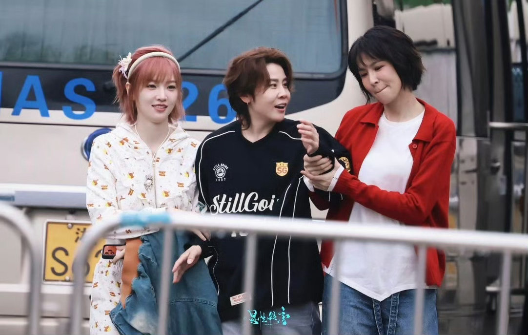 曾沛慈姐姐收割机曾沛慈在浪姐真的是姐姐收割机。安慰哭泣的孙怡、勾黄灿灿的下巴、