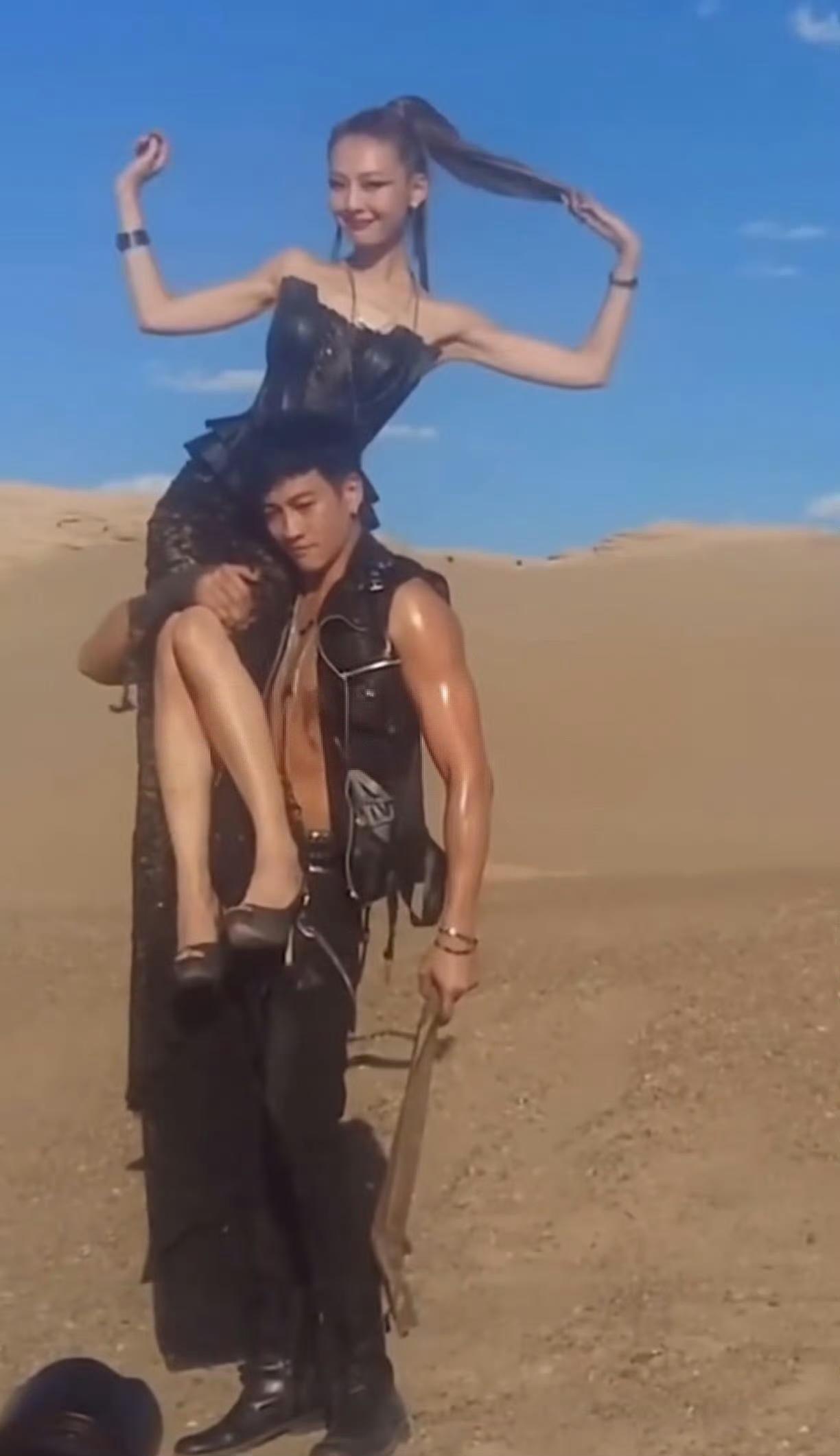 何润东：老婆，你再往下坠一点点，哎对，就这样保持住！虽然太阳晒得我快中暑了，但为