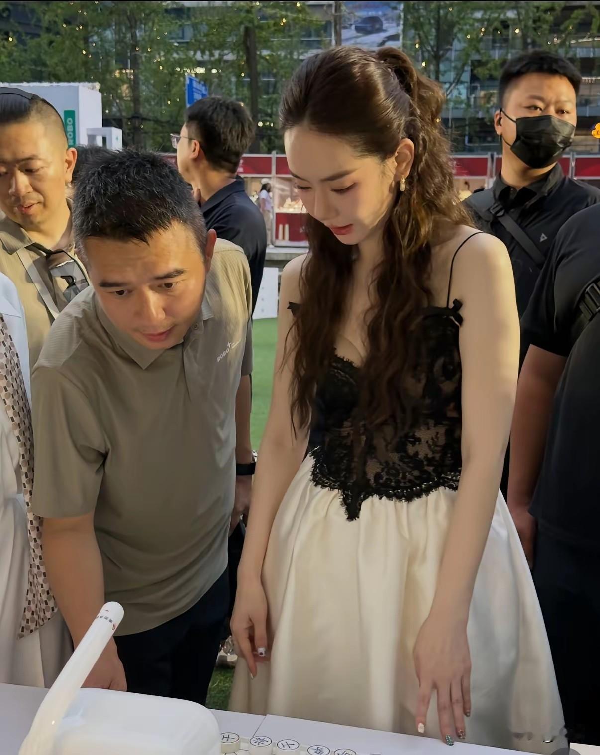 终于看到内娱正确的审美打开方式了！路人镜头下的戚薇，不再是那种“皮包骨”的瘦，