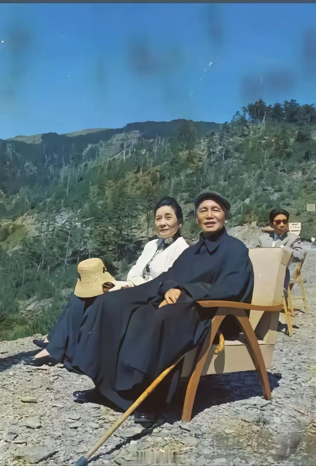 外敌入侵，百姓水深火热，蒋介石与宋美龄游山玩水，宋美龄手拿遮阳帽与老蒋穿着精致皮