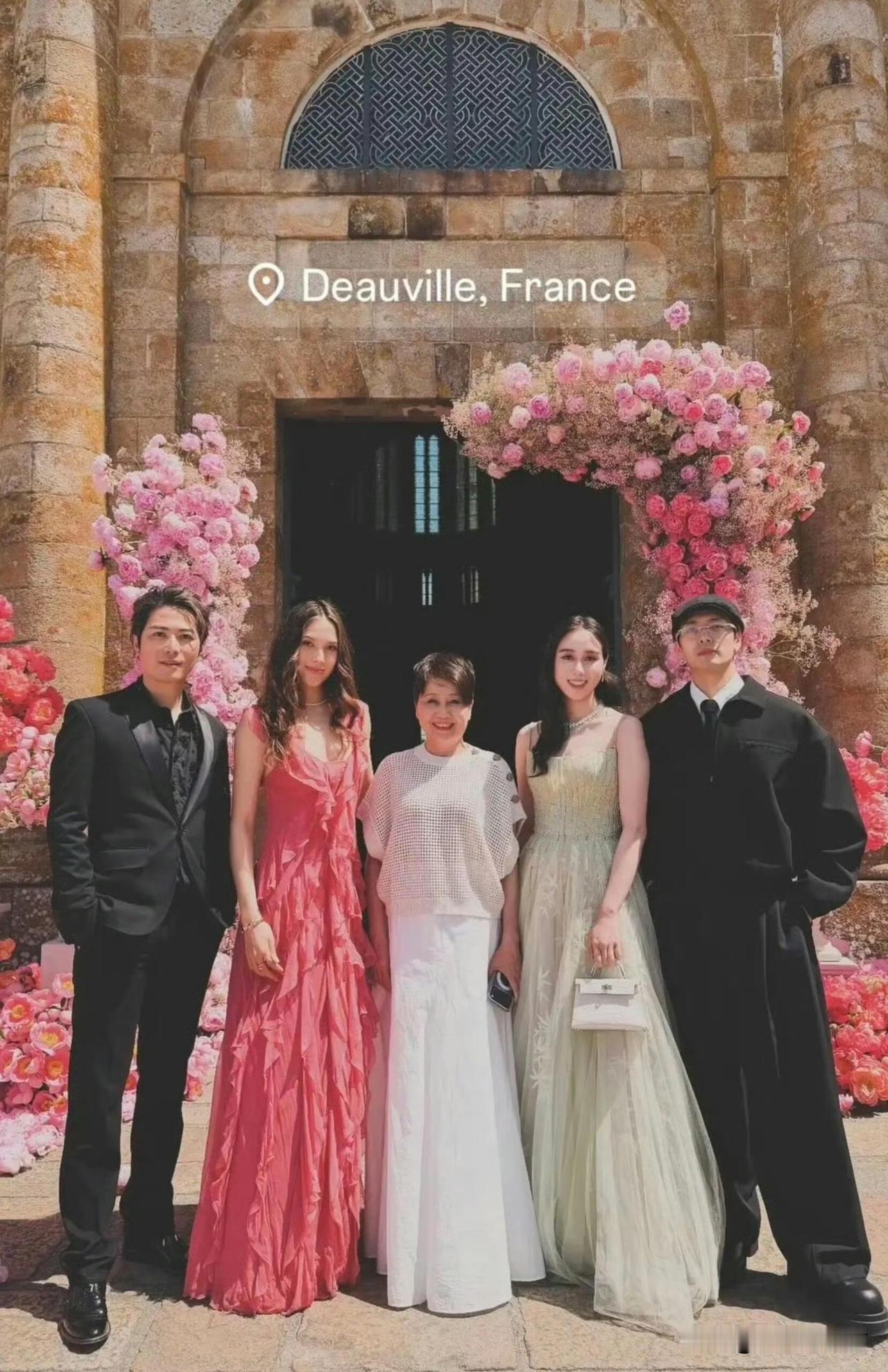 何猷君与奚梦瑶在法国举办的补办婚礼上，四房兄弟姐妹全员到场，场面温馨和睦。姐姐何