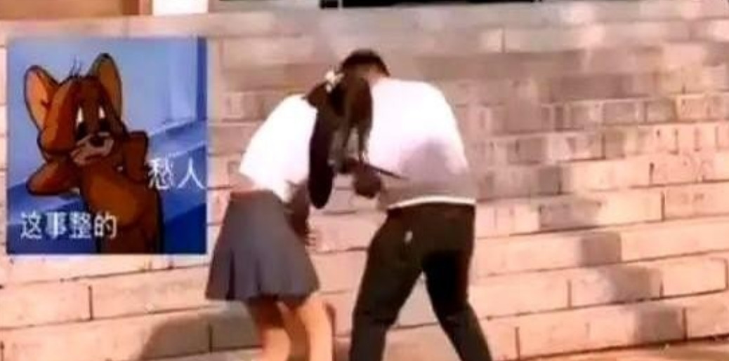 用香烟点燃的婚姻终止键！唐山男子淡定办离婚，全程直击唐山一男子在家吃饭时，无