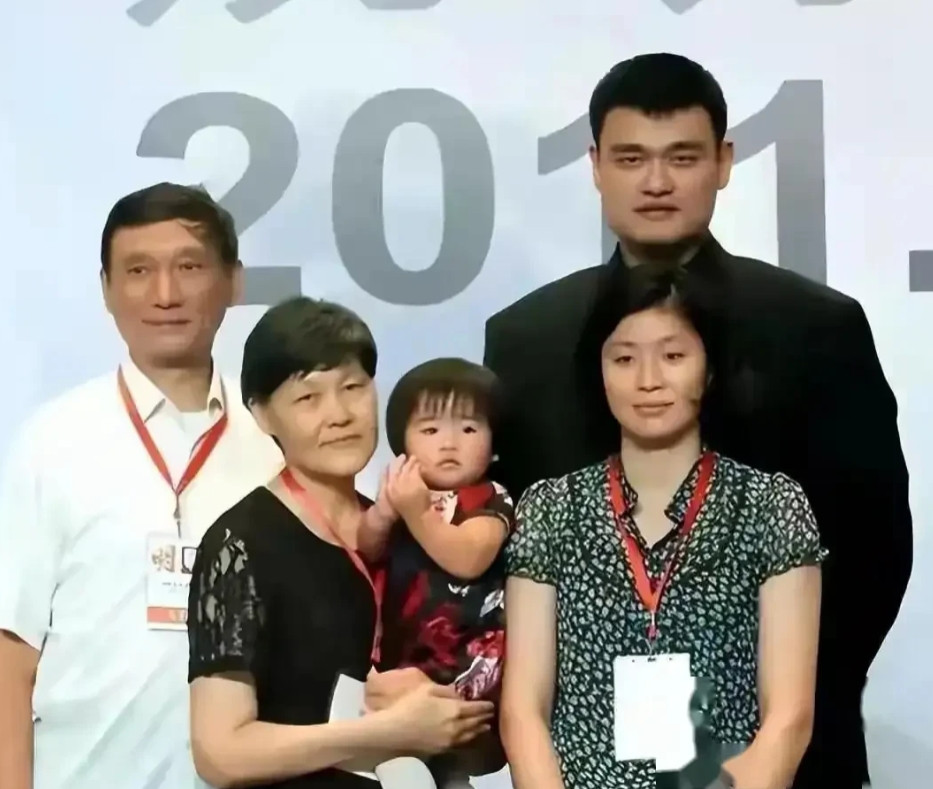 姚明的女儿姚沁蕾，近几日大家都在关注她。15岁，身高约1米9，体重约200斤，身