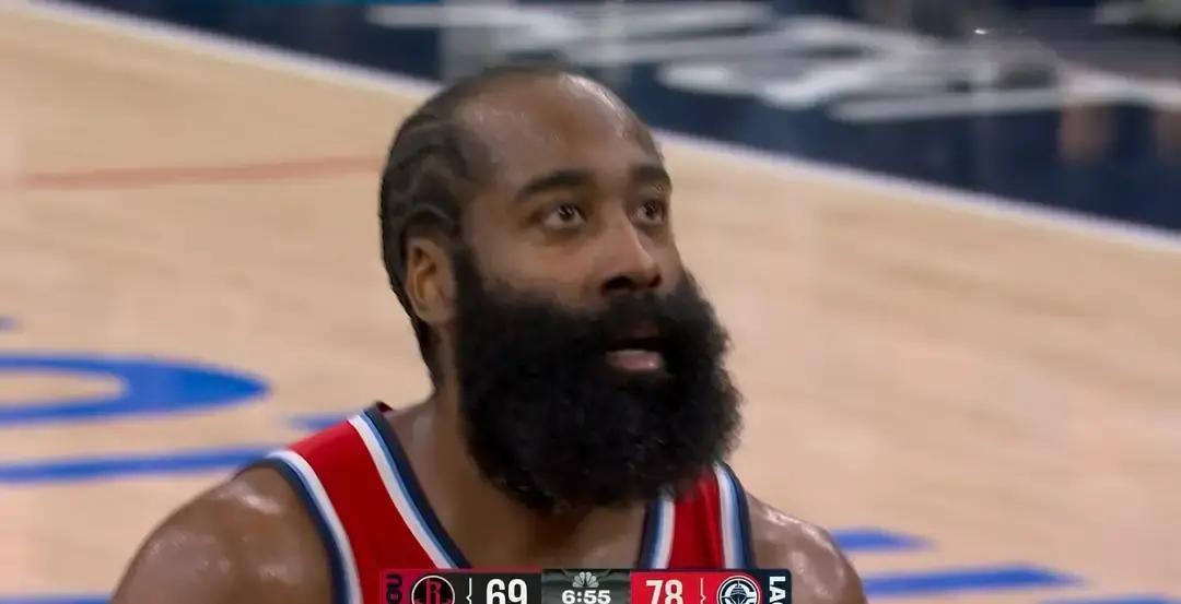 哈登正在用最传统的方式，拯救最现代的航母。不是后撤步三分，不是魔球理论。他