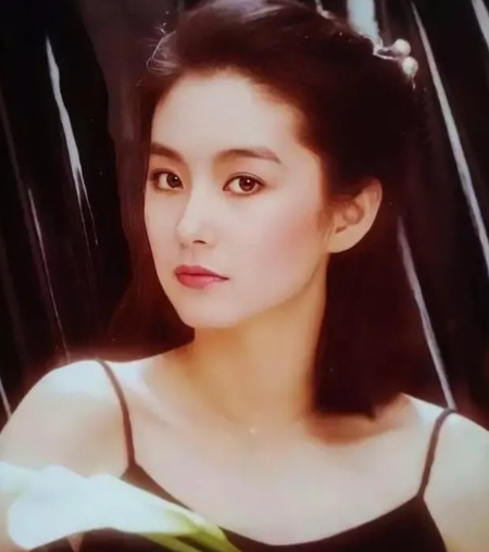 1990年，林青霞见到失散多年的姐姐，看着生活拮据的一家，林青霞于心不忍，递上一