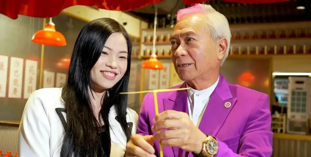 净身出户换来一场空75岁港星李龙基把全部身家交给小36岁女友，转身她竟回佛