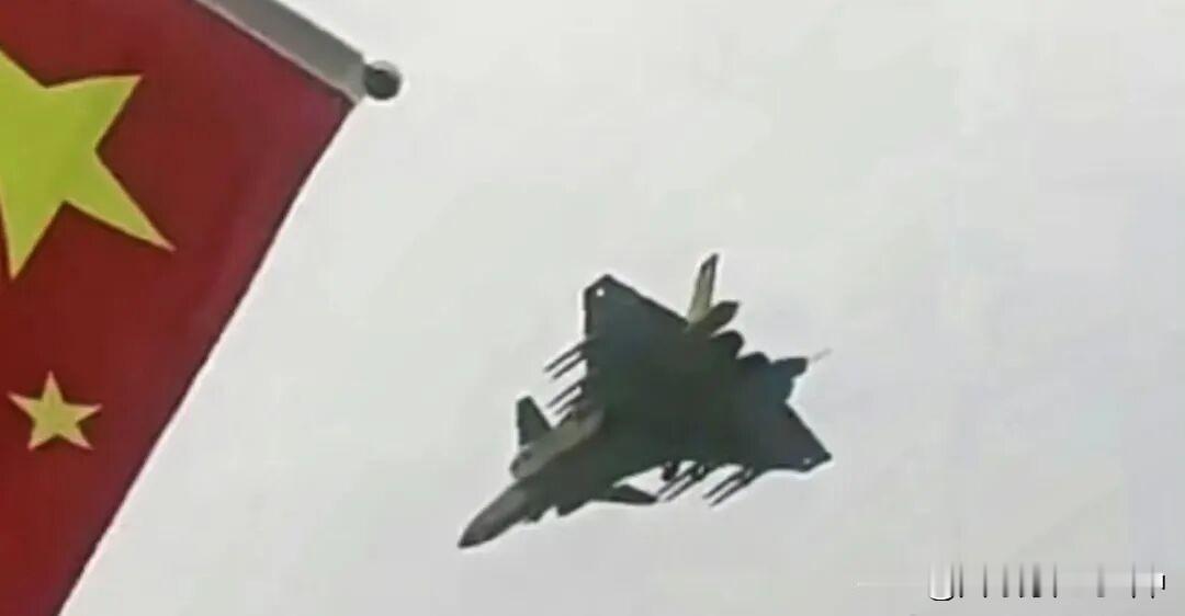 十六，是你吗？秀儿！啊，不是啊？是20呀！挂8弹的歼20常见，4个副油箱的