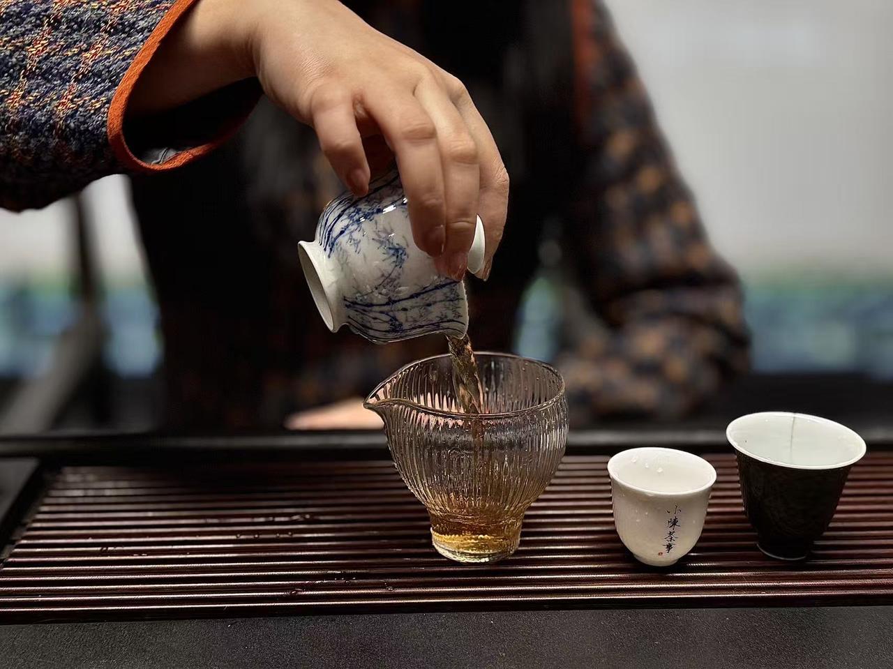 同一份茶泡五次，哪一次的最好喝？一般来说，“茶叶三冲四冲是精华”。按照功夫茶
