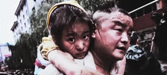 2008年，汶川地震那会儿，11岁的李佳芹被埋在废墟下十几小时呢，她爸可不管