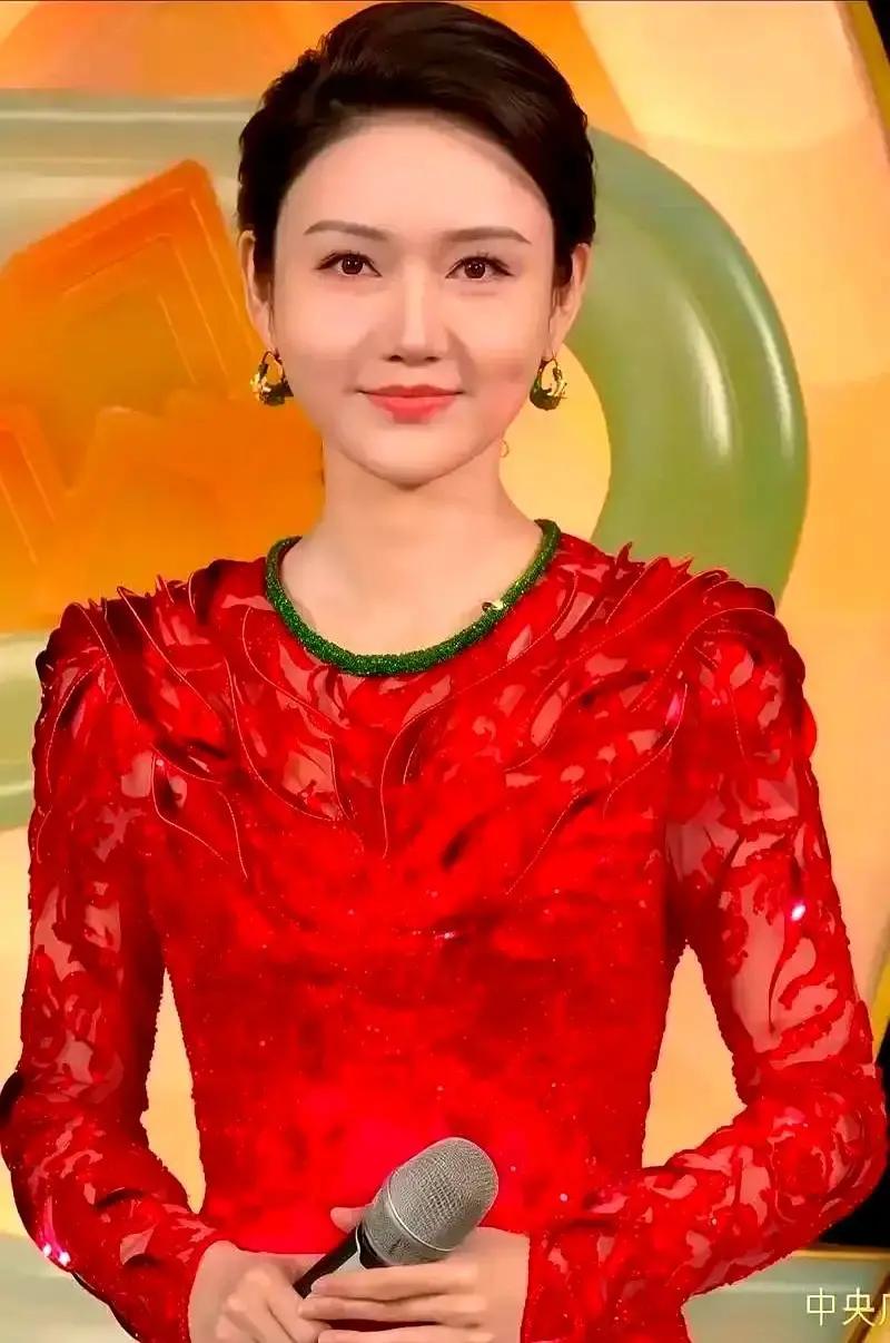 央视主持龙洋被曝将担纲2026春晚主会场，消息一出评论区炸锅。有人翻出她去年