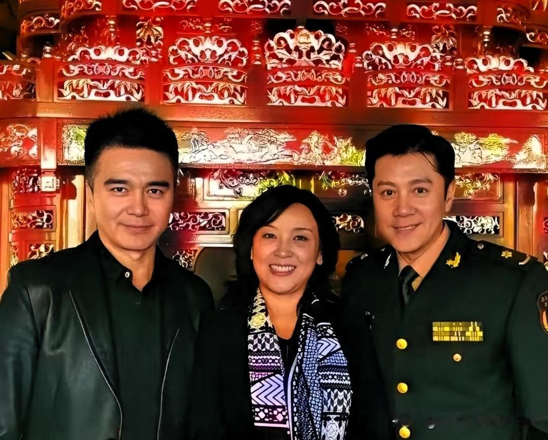 许亚军是真帅啊，鼻梁又高又挺又直，剑眉星目，双眼皮，眼睛有神，是帅男人的标准，年