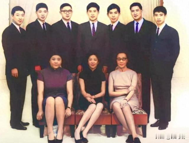 上世纪60年代，白崇禧的十个子女的一次罕见合影，照片中三个女儿身着旗袍，优雅端庄