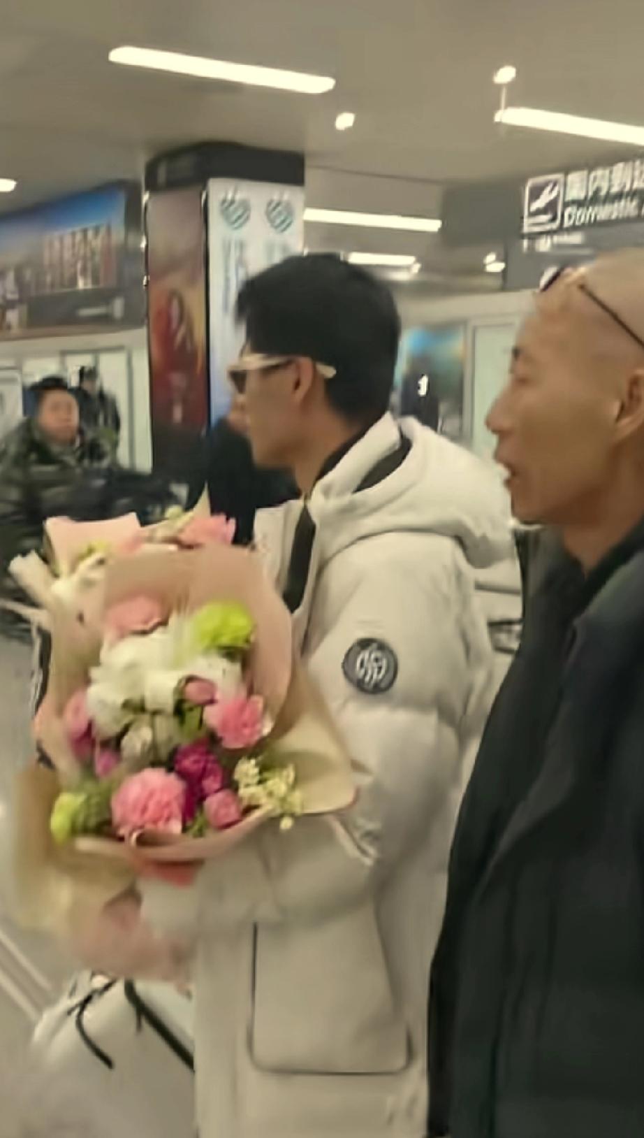 张云鹏下了飞机，很多家人一起去机场接机。深夜里，姑姑都陪同一起来到机场接机，对自