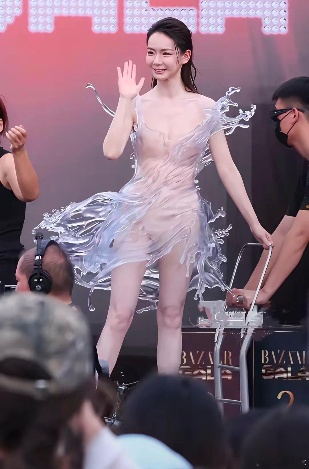 戚薇，应该是内娱最勇敢，勇于第一个吃螃蟹的人吧！她现身超级玩家芭莎之夜，穿着一件