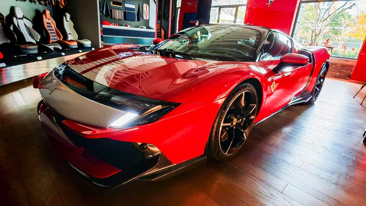 法拉利全新插混超跑亮相！4.0T V8+三电机打造1050马力性能怪兽