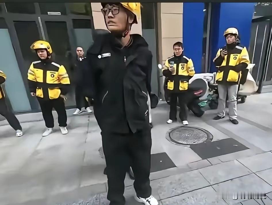 200块逼出的冲突！外卖站点的罚款，真该设个