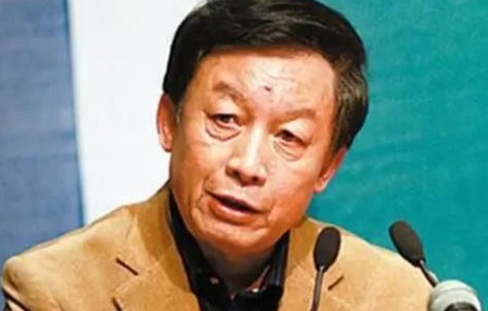 2015年，冯小刚张国立提议继续使用繁体字代替简体字，此话一出，易中天反问道：“