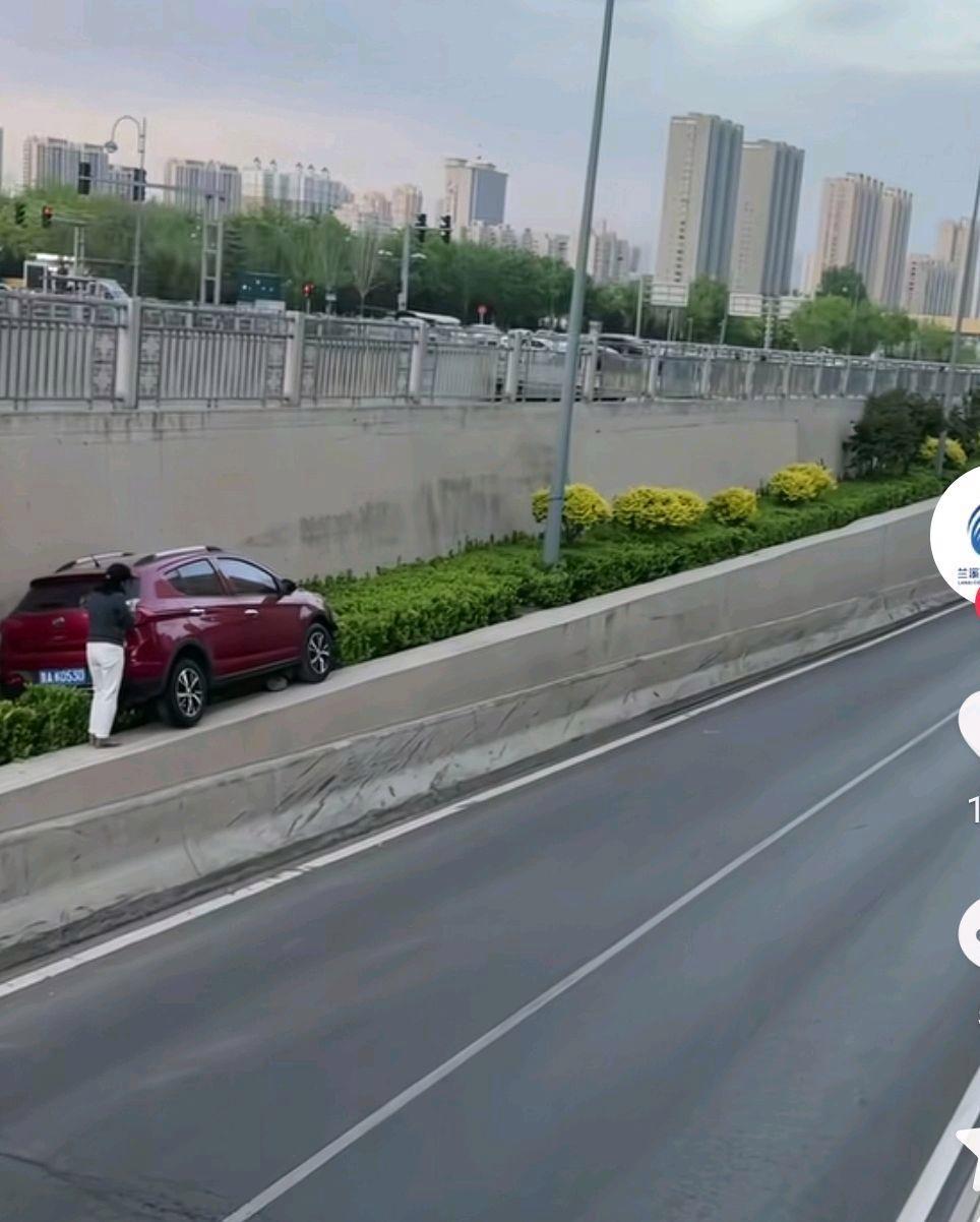 角度、速度、力度三者完美结合，这辆小红车完成了不可能完成的飞跃。山西