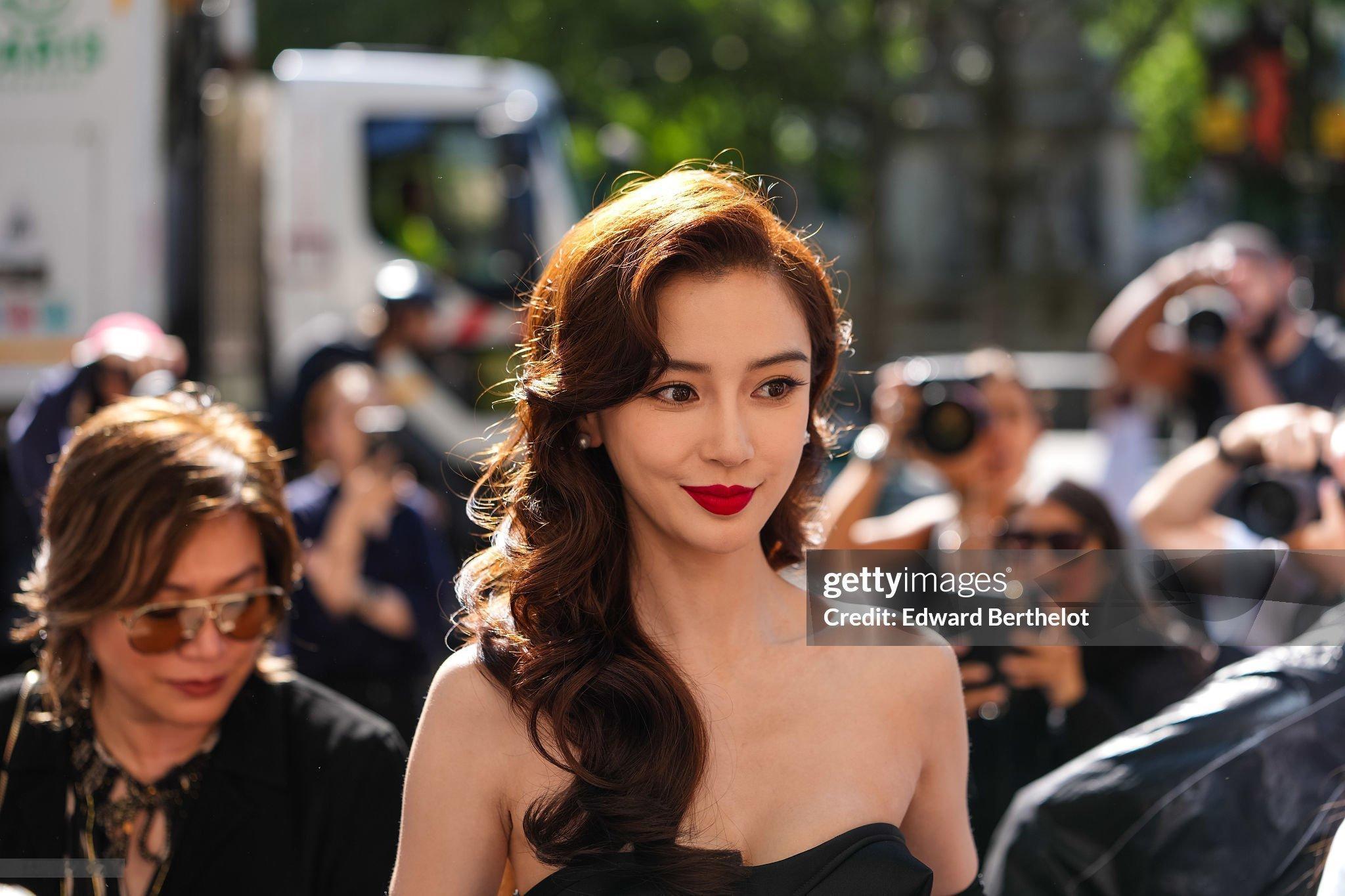 Angelababy和粉丝大合照巴黎高定时装周G社生图合辑📷​​​