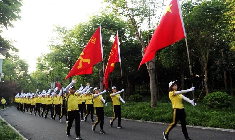 就是一个健步队，只是统一了服装有组织有路线，大家一起走路健身而已，就被冠以“暴走