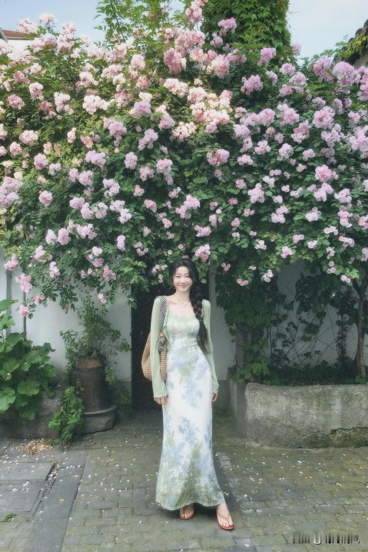 花墙拍照别再呆呆站着了！这样拍温柔又好看，搭配浅绿色的长裙，气质一下就出来了。分
