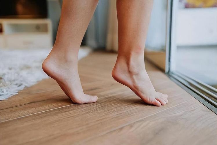 没事多踮脚，人老腿不老！简单小动作，带来3大惊喜变化你是不是总觉得腿脚没力气