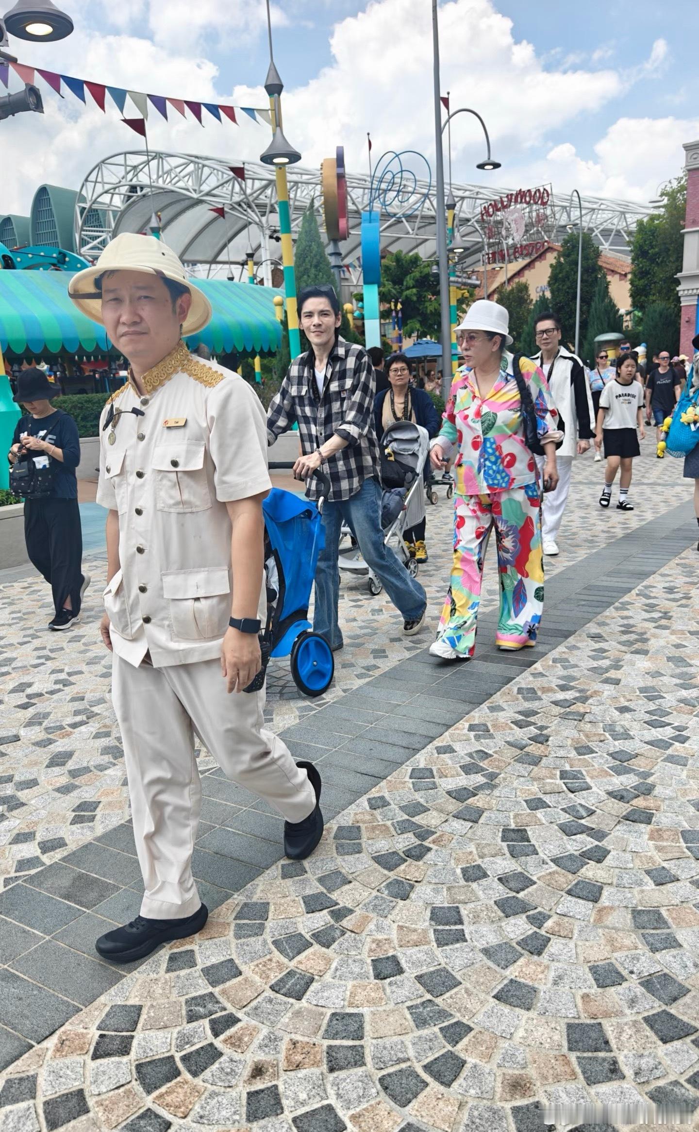 新加坡环球影城偶遇郭碧婷向佐一家，过年在国外度假啦