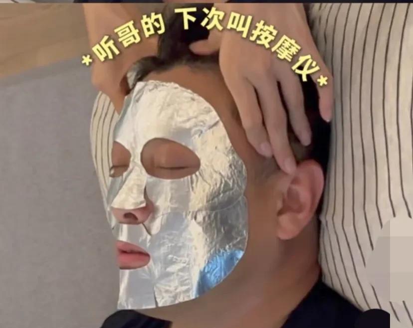 哈哈！王皓指导不要太搞笑，美国大满贯一回国，老婆就给他安排了面膜，并询问
