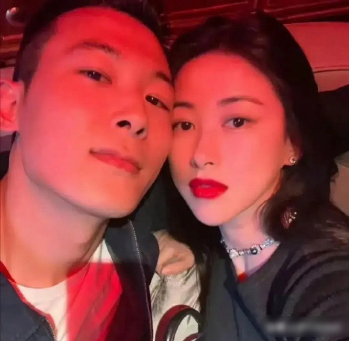 朱珠的化妆桌，这跟想象的不太一样啊​​​