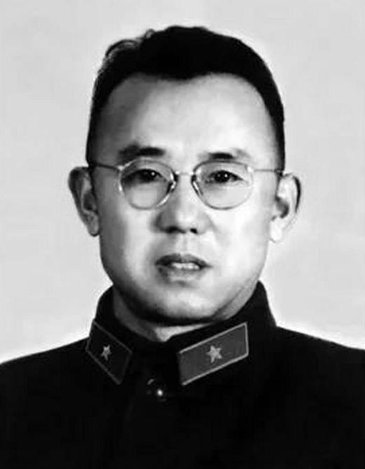 1951年，朝鲜华川大桥，美军炮弹直下，三万多志愿军被死死堵在桥头。就在大家以为