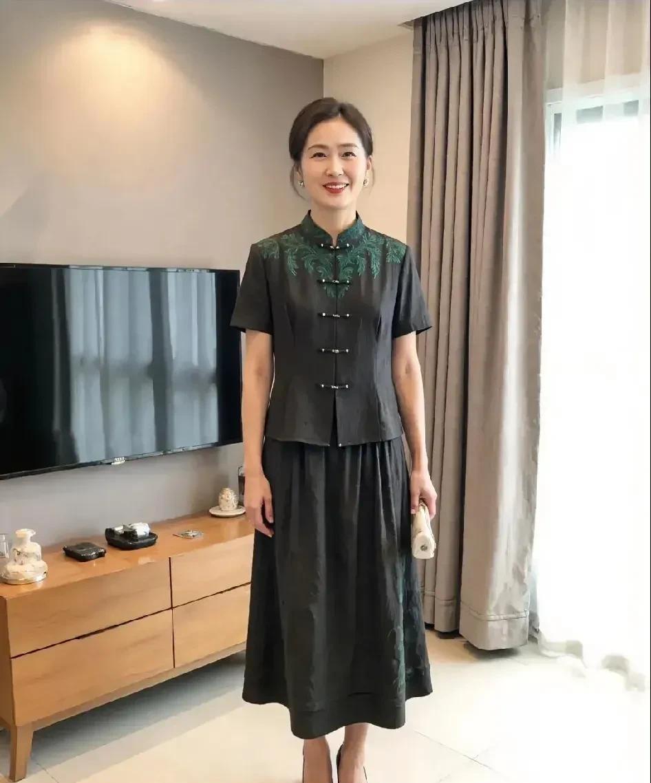 “生日，闺女花一千多块钱送给我的一套衣服，美滋滋的穿出去“烧包”，被人泼一盆凉水