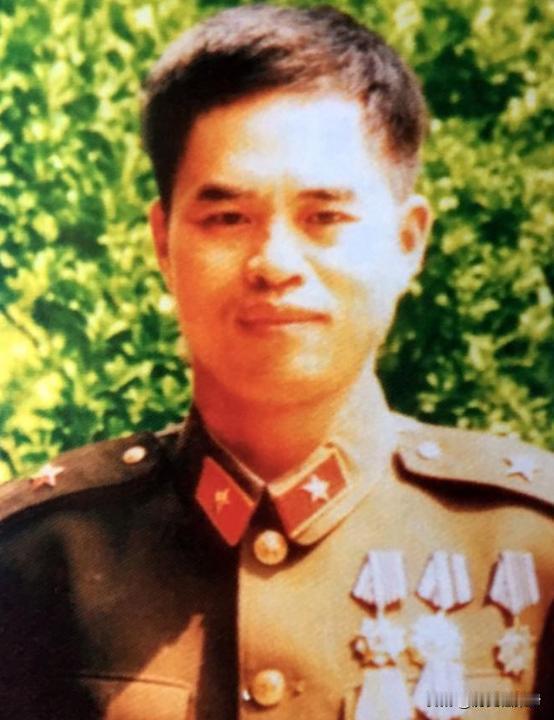 1979年，我军连长打了胜仗后，趁着休息时间写总结，这时，翻译押了一个越南女兵走