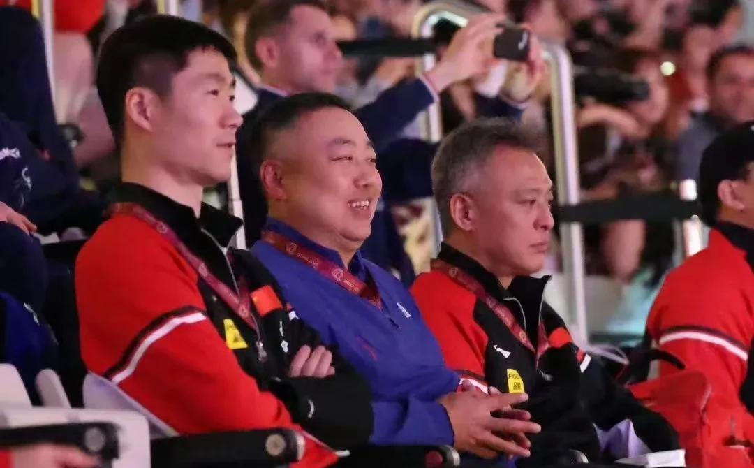 刘国梁来了，他正如乒协之前所说，他真的5月21日到了多哈。在昨晚男双比赛中，刘