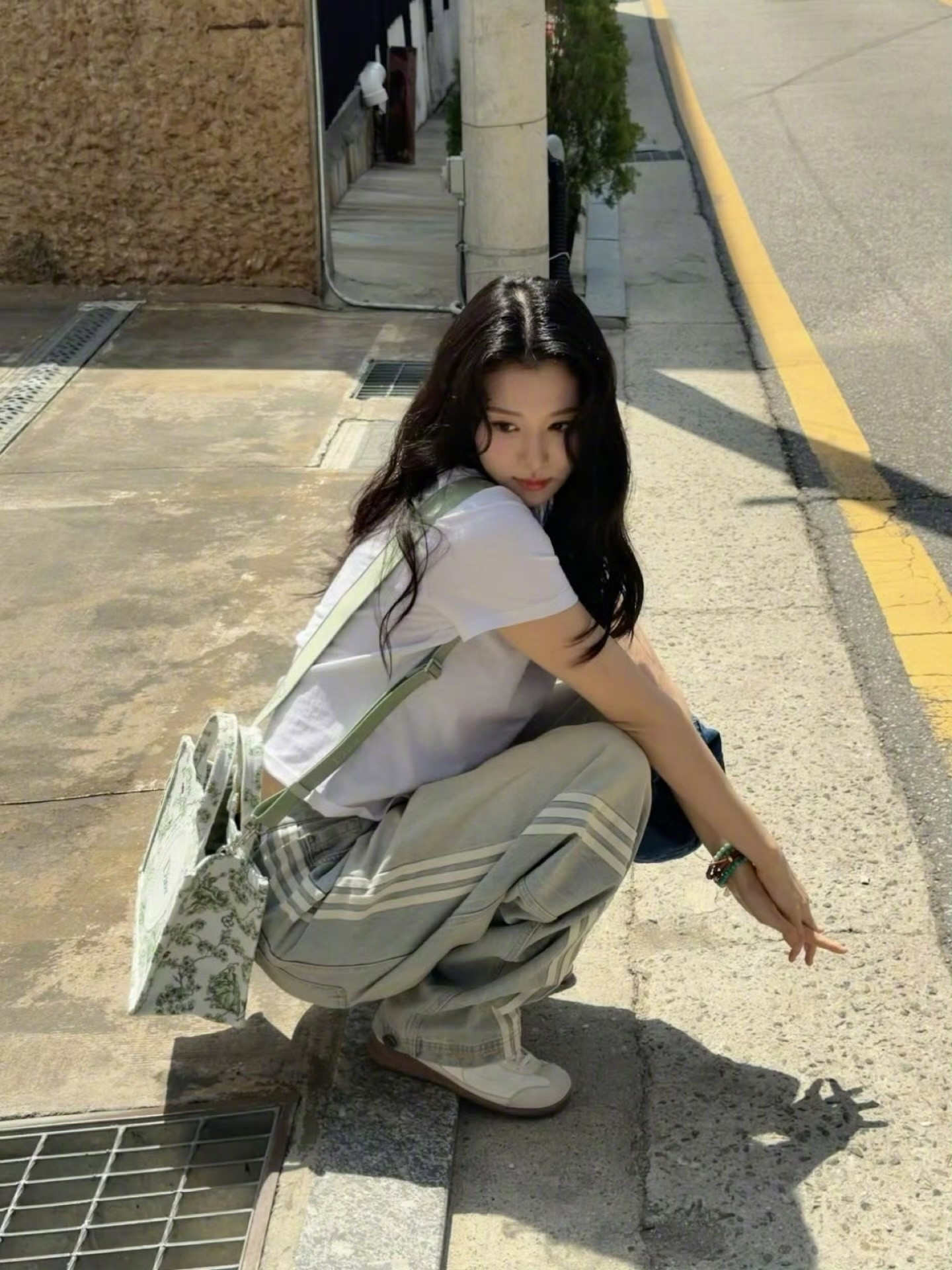 王楚然晒韩国旅行照晒和的韩国旅行照～颜值也太绝了！中式浓颜在街头格外亮眼，状