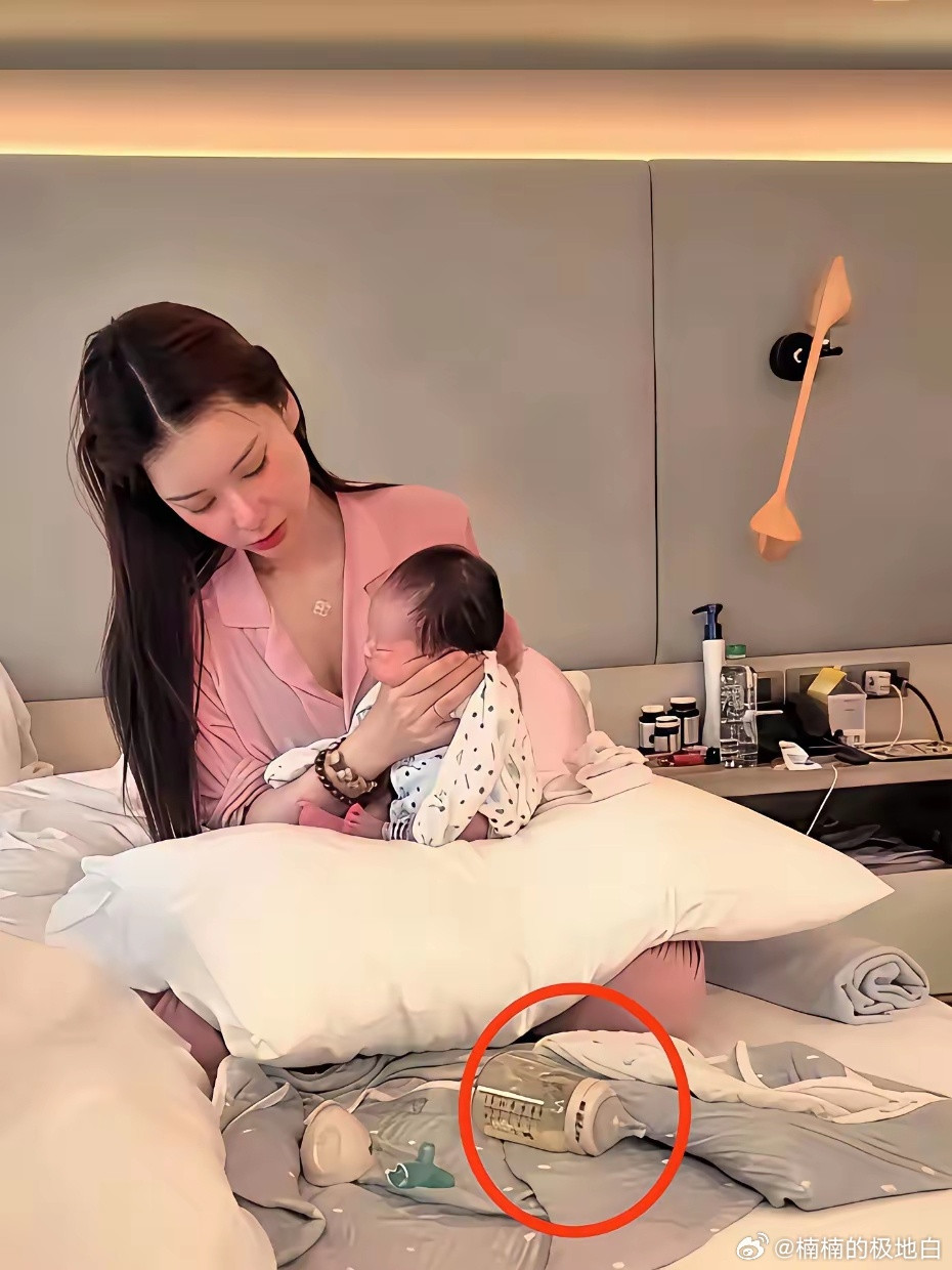 马筱梅果然是第一次当妈，隔着屏幕都感觉到了她的手忙脚乱奶瓶直接扔在床上，宝宝头有