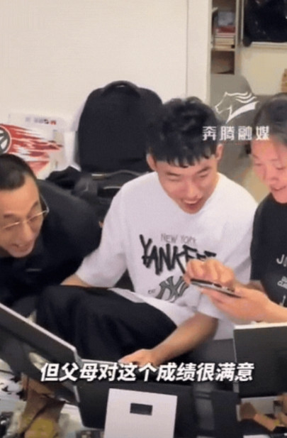 “太励志了”！6月24日，内蒙古，父母陪脑瘫儿子查分，当看到601分时，父母都还