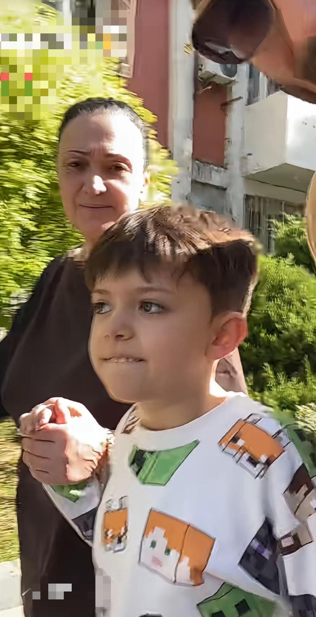 于文红和前夫罗兰多的儿子小宝终于在北京上学了，学校里面全是外籍孩子！据说小宝