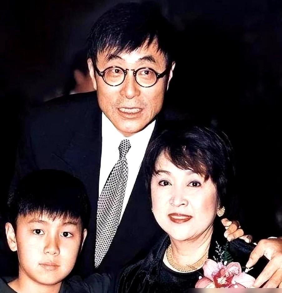 75岁甄珍的晚年，震惊了整个娱乐圈。她现在连妆都懒得化，直接拎个旧布包就去赴老
