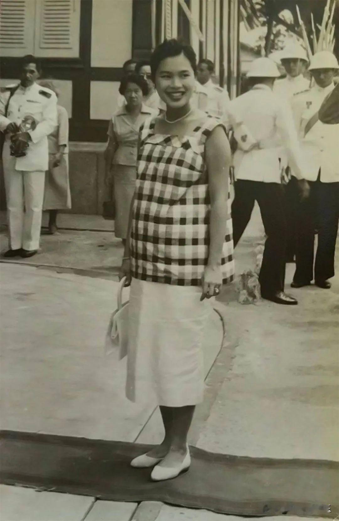 当年诗丽吉王后怀着大女儿，十九岁的她笑靥如花，满脸都是即将为人母的喜悦。