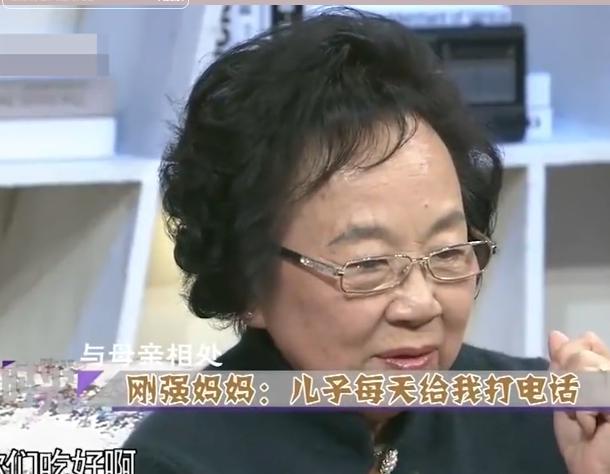 主持人刚强的妈妈称，我儿子刚强在大学毕业后就进入中央电视台工作，每天都要打两三个