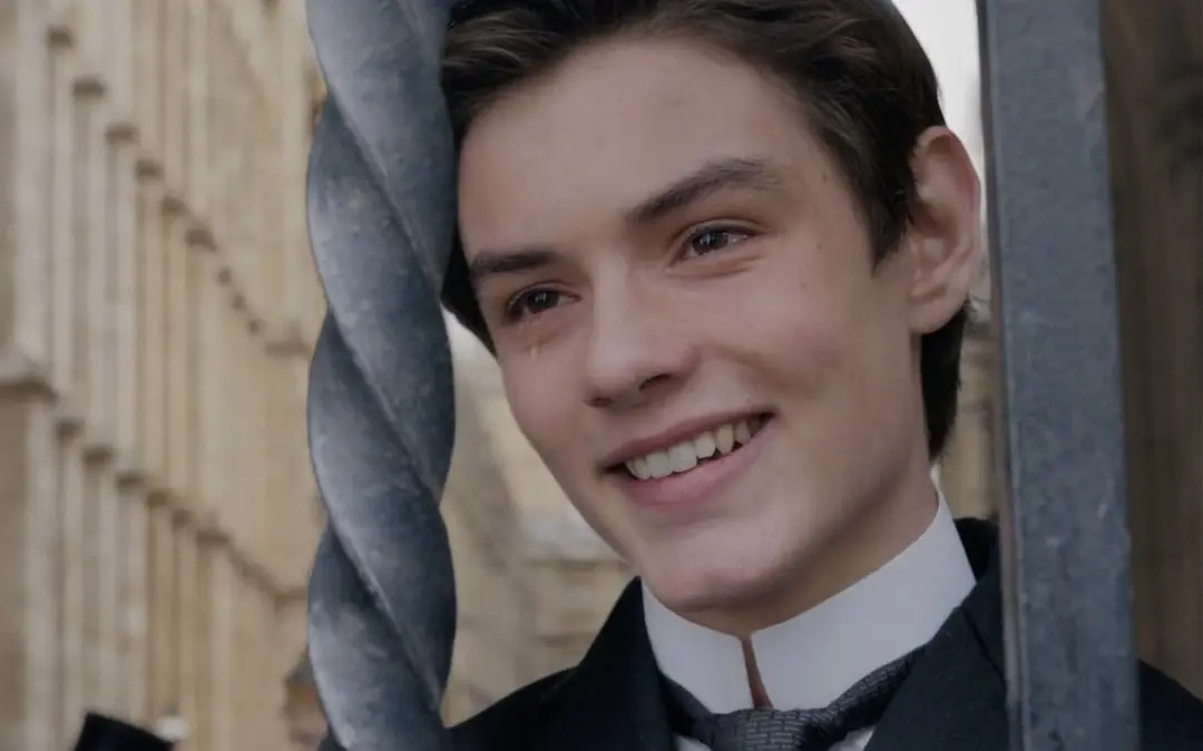 詹姆斯·邦德年轻化？据《综艺》报道，现年23岁的英国男星路易斯·帕特里奇正成