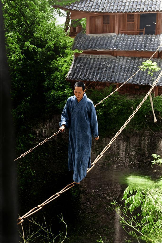 上世纪30年代，四川江油窦圌山云岩寺，一位身穿粗布僧袍的僧人，正手扶铁链、脚踏铁